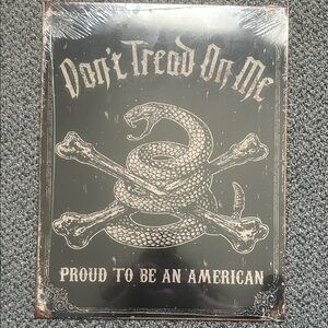 Decorative Don’t Tread On Me-Themed Metal Sign - Black